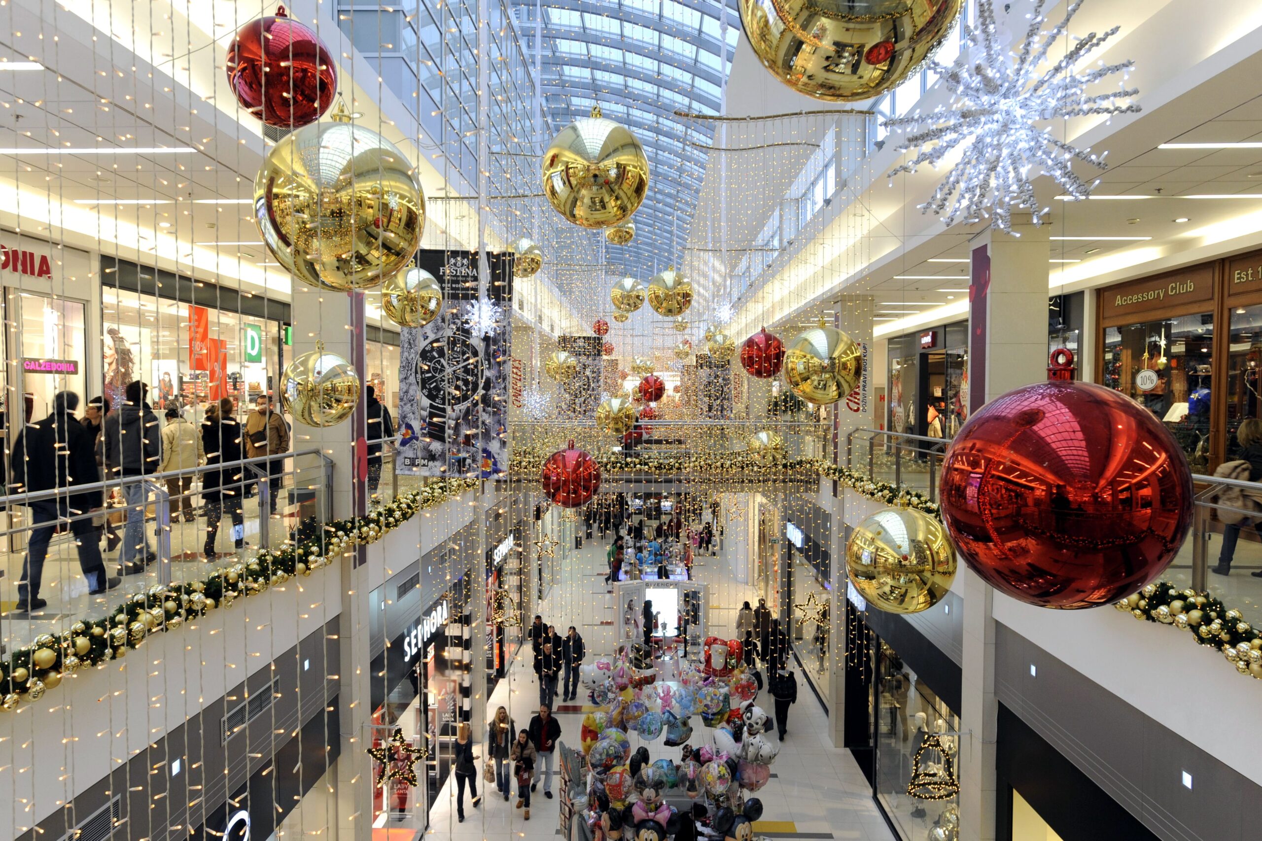 Discounters will lead holiday shopping season in 2024