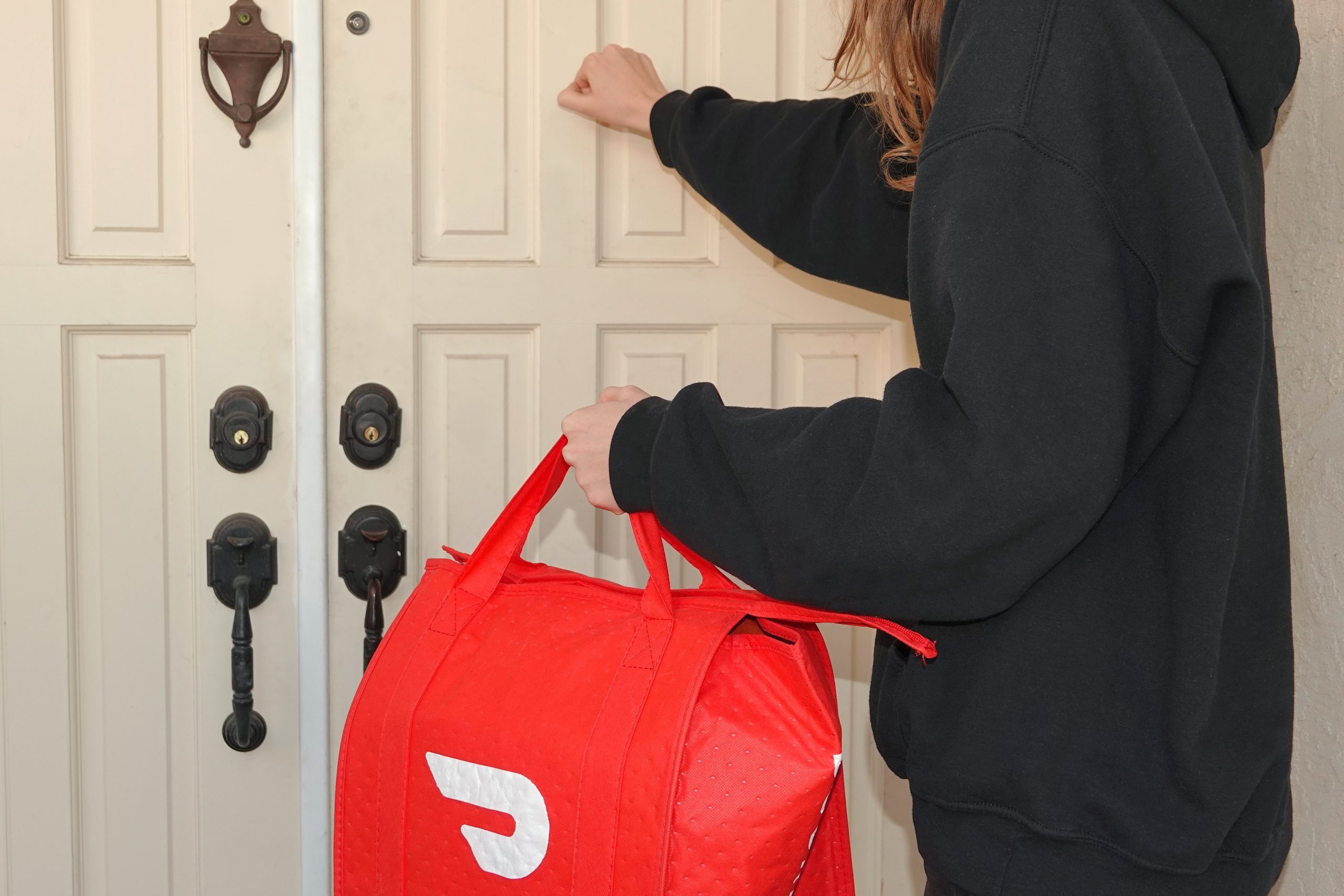 Shop & delivery apps address users' rudeness toward delivery personnel